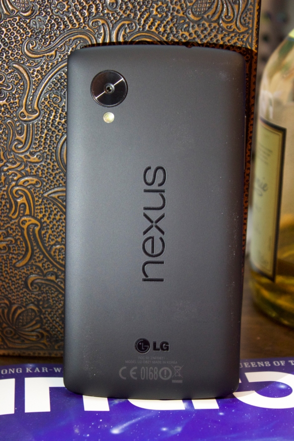 Die Rückseite des Nexus 5, die es auch in weiß gibt.  Hinweis: Das Bild wurde bearbeitet um die IMEI-Nummer unkenntlich zu machen.